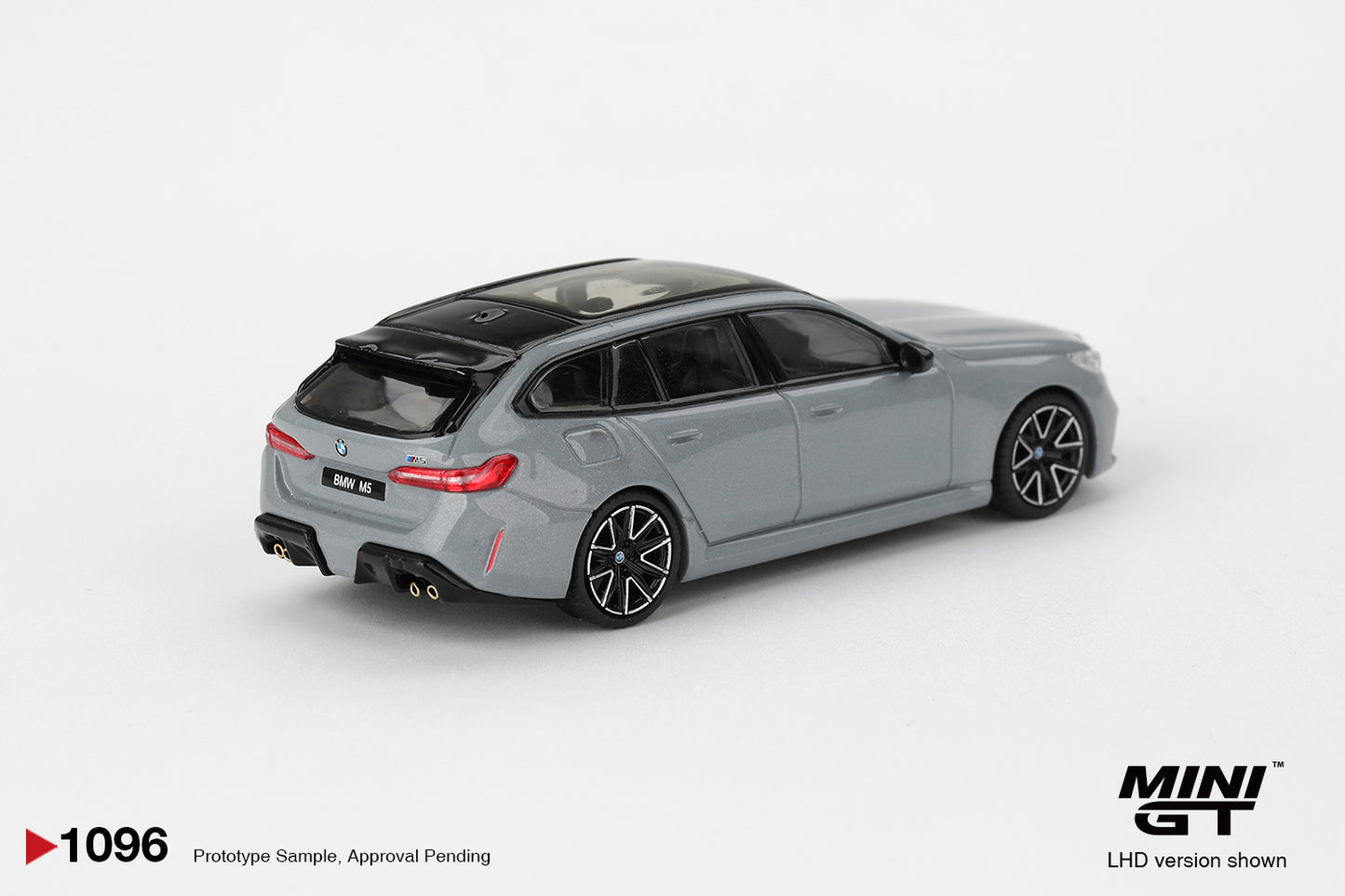 MINI GT BMW M5 Touring color gris Brooklyn metalizado # 1096