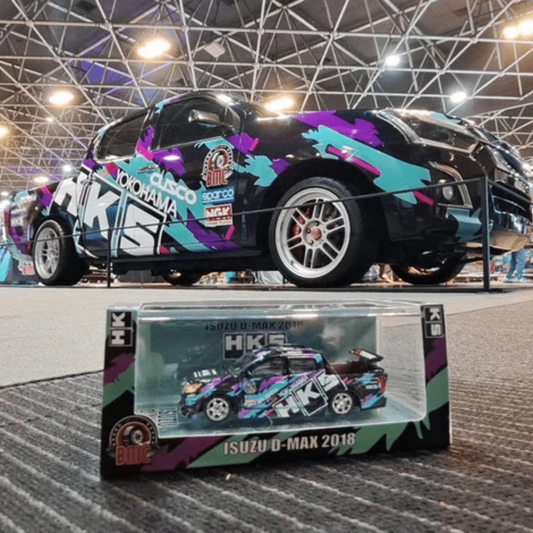 BM Creations - Isuzu DMax 2018 -Low Rider HKS  *Modelo exclusivo de la TDE Thailand Diecast Expo 2025* 1.64