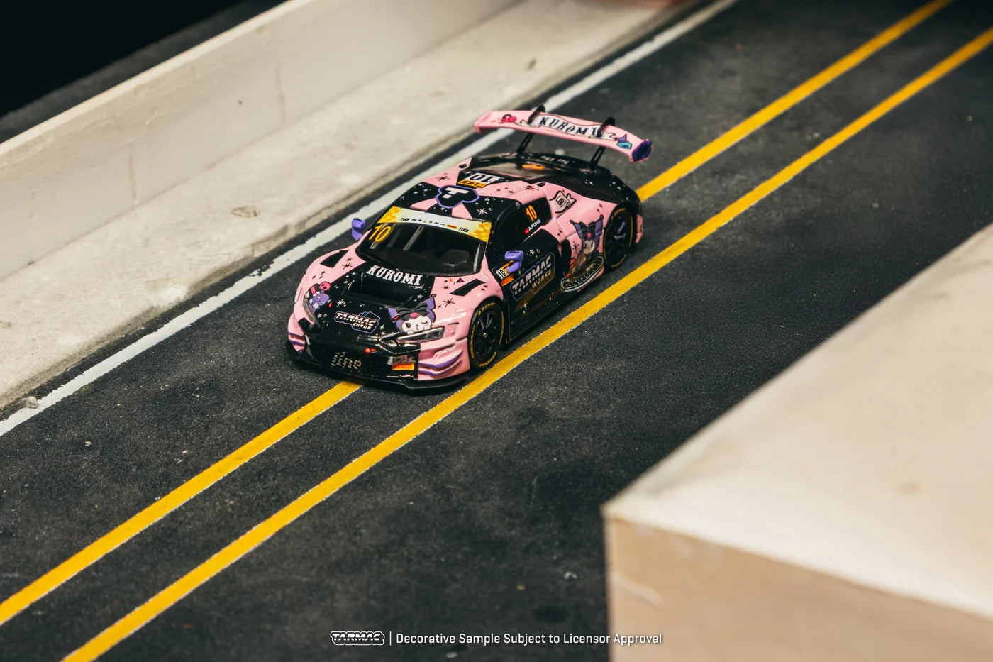 Tarmac Audi R8 LMS GT3 evo II Macau GT Cup Edición Especial KUROMI - #10 Adderly FongMacau GT Cup - FIA GT World Cup Uno Racing - Incluye tarjetas exclusivas