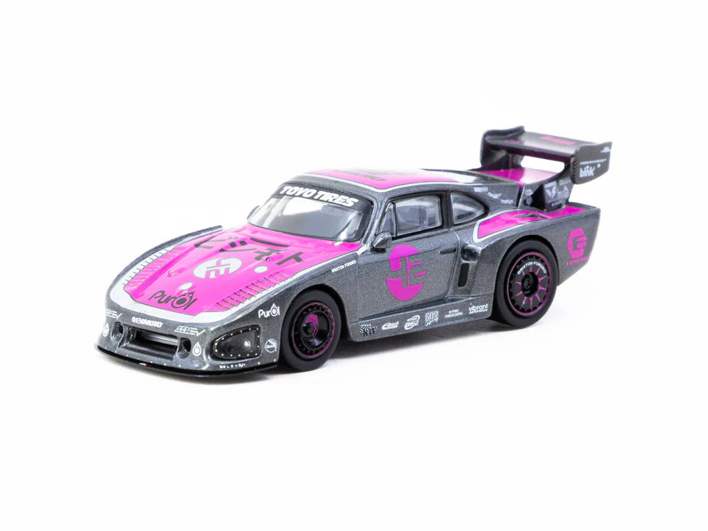 Tarmac 1/64 Bisimoto Porsche 935 K3V Grey/Pink Incluye Pack de Coche a escala + 2 Cartas