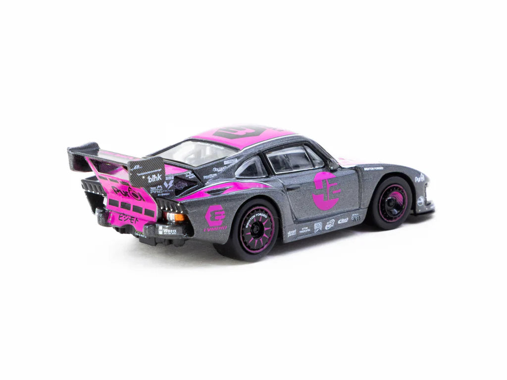 Tarmac 1/64 Bisimoto Porsche 935 K3V Grey/Pink Incluye Pack de Coche a escala + 2 Cartas
