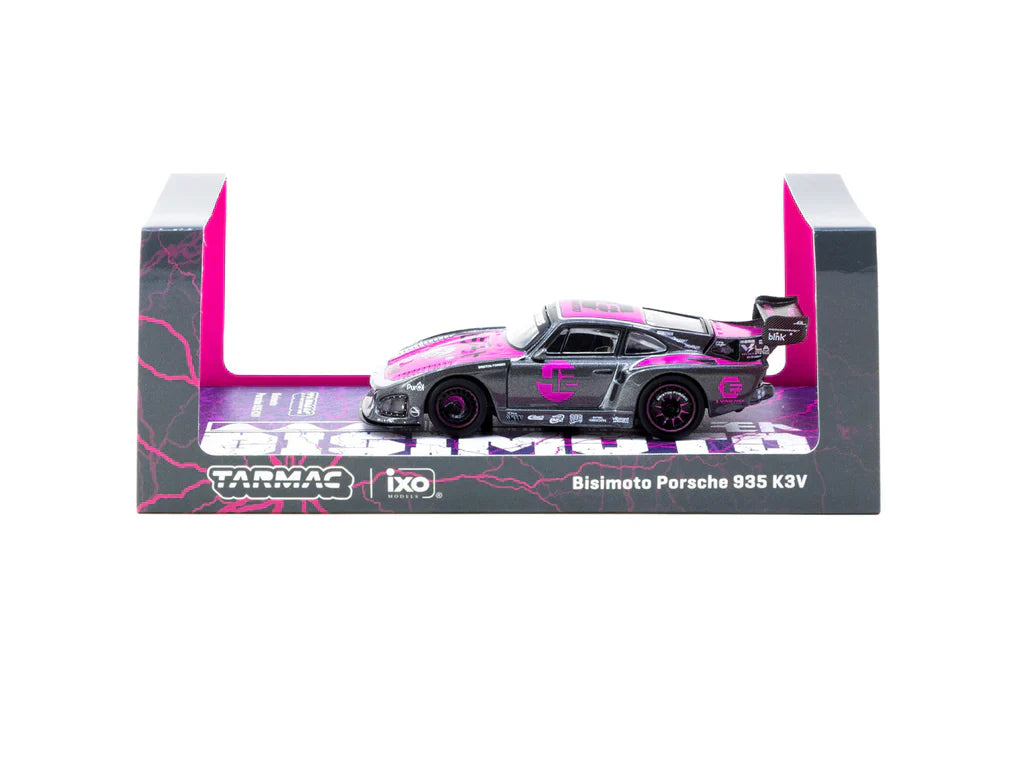 Tarmac 1/64 Bisimoto Porsche 935 K3V Grey/Pink Incluye Pack de Coche a escala + 2 Cartas