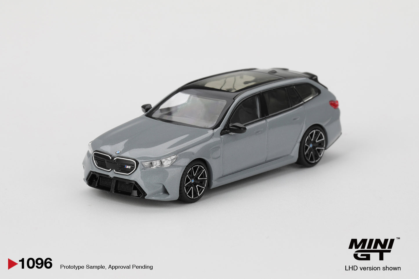 MINI GT BMW M5 Touring color gris Brooklyn metalizado # 1096