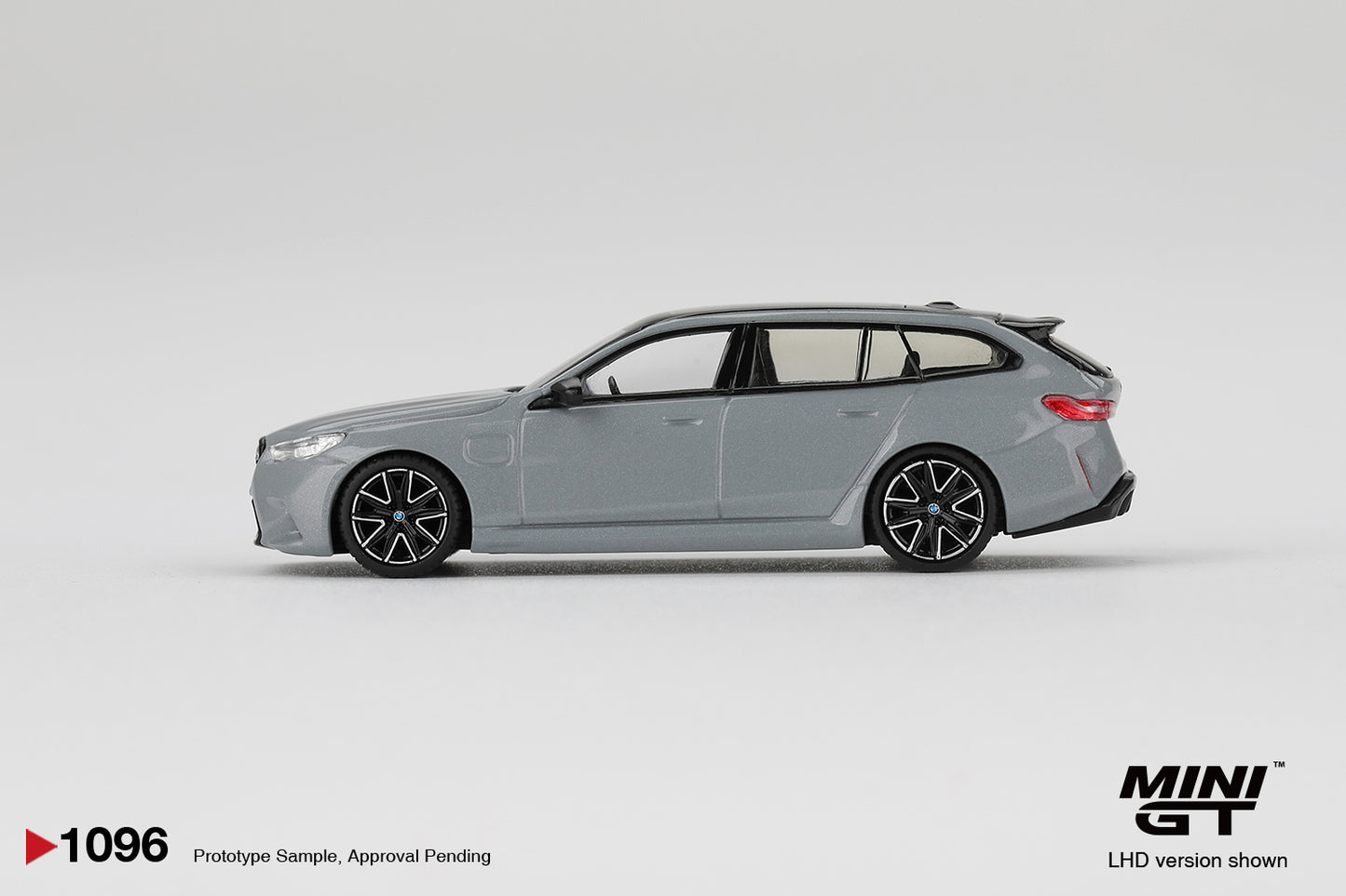 MINI GT BMW M5 Touring color gris Brooklyn metalizado # 1096