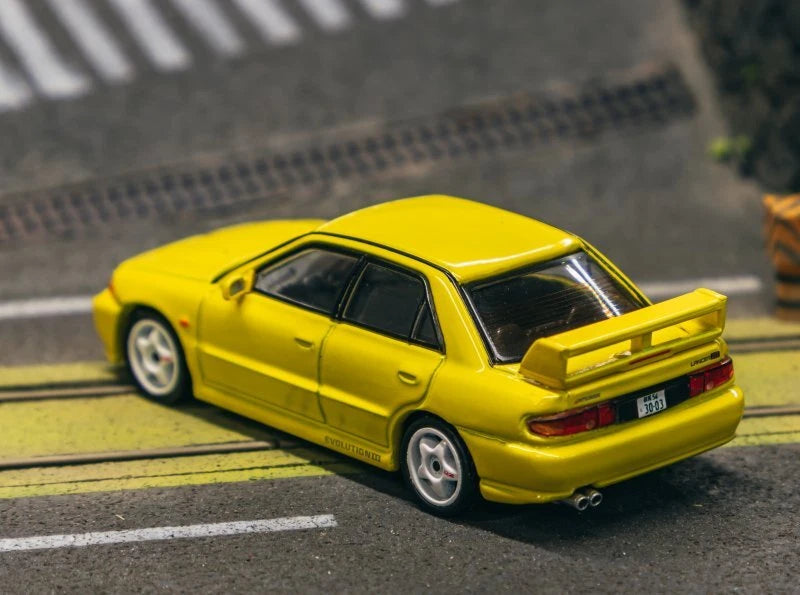Tarmac Works 1/64 1/64 Mitsubishi Lancer GSR Evolution III Yellow  ** Incluye 2 Cartas
