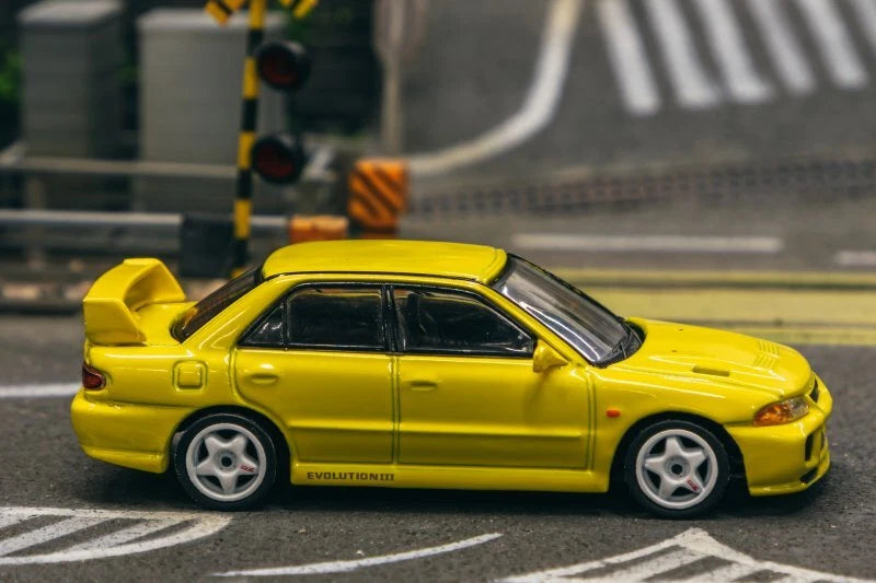 Tarmac Works 1/64 1/64 Mitsubishi Lancer GSR Evolution III Yellow  ** Incluye 2 Cartas