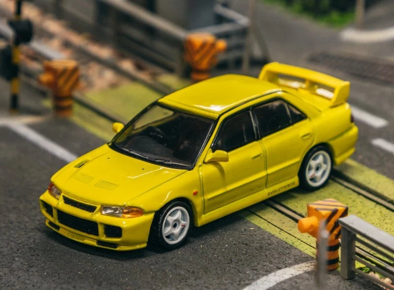 Tarmac Works 1/64 1/64 Mitsubishi Lancer GSR Evolution III Yellow  ** Incluye 2 Cartas