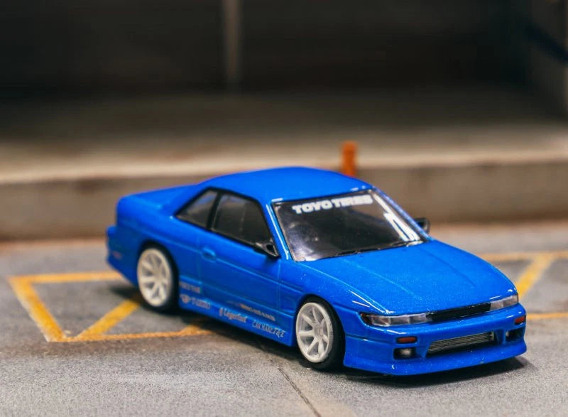 *** VERSION BLISTER *** Tarmac Works 1/64 VERTEX Nissan Silvia S13 TOYO TIRES – Azul metálico